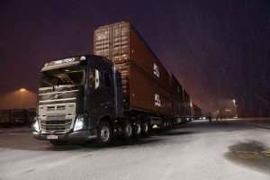 Volvo_Trucks_vs_750_Tonnes_3_lowres